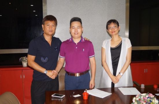 劲家庄董事总经理周港富(左)、副总经理杨颖瑜(右)、稻香十里总经理曲清军(中)成功签约合影留念