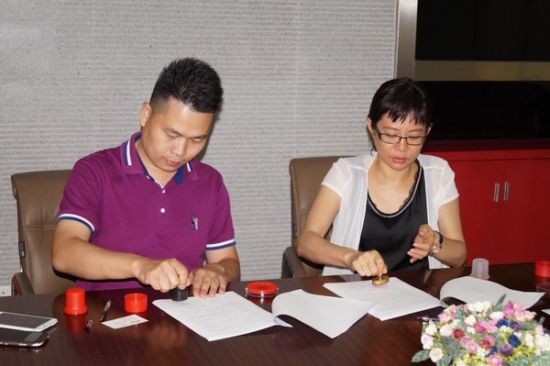 劲家庄副总经理杨颖瑜(右)与稻香十里总经理曲清军(左)签约现场掠影