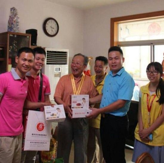 稻香十里与慈善同行 八一慰问抗战老兵邹益泰